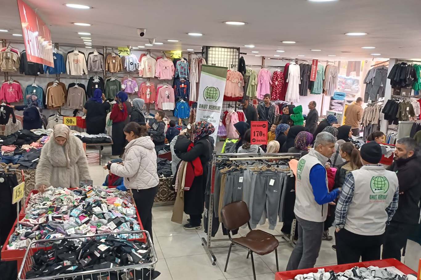 Şanlıurfa’da yüzlerce çocuğa bayramlık giyim yardımı