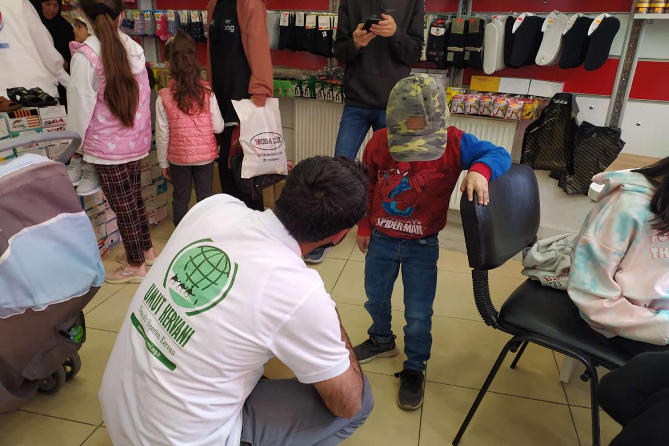 Umut Kervanı Mardin'de yetim ve muhtaçlar yararına kermes düzenliyor galeri görseli 2