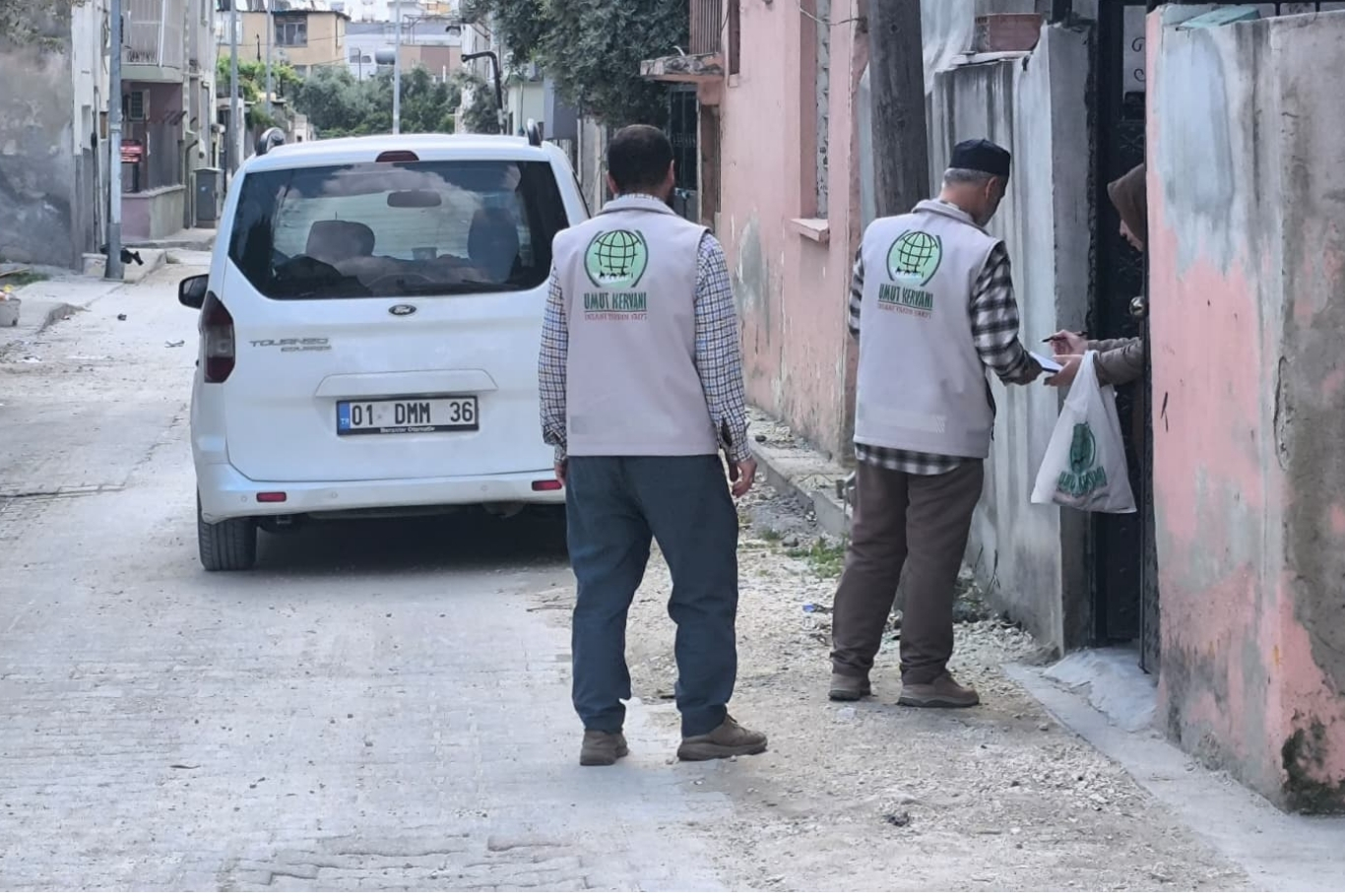 Tarsus’ta kesilen hayır kurbanlarının etleri İhtiyaç sahiplerine dağıtılıyor