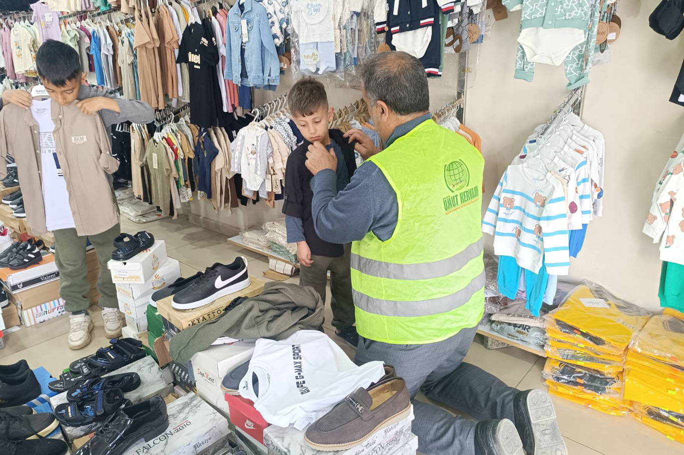 Umut Kervanı'ndan Viranşehir’de yetim çocuklara giyim yardımı