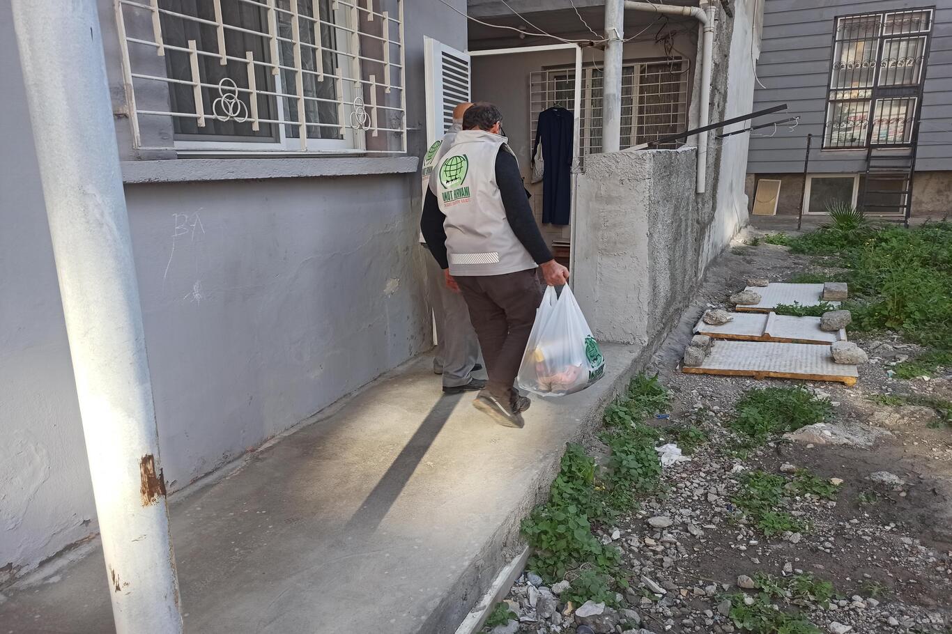 Umut Kervanı Hatay’da Regaib Kandili dolayısıyla gıda yardımında bulundu