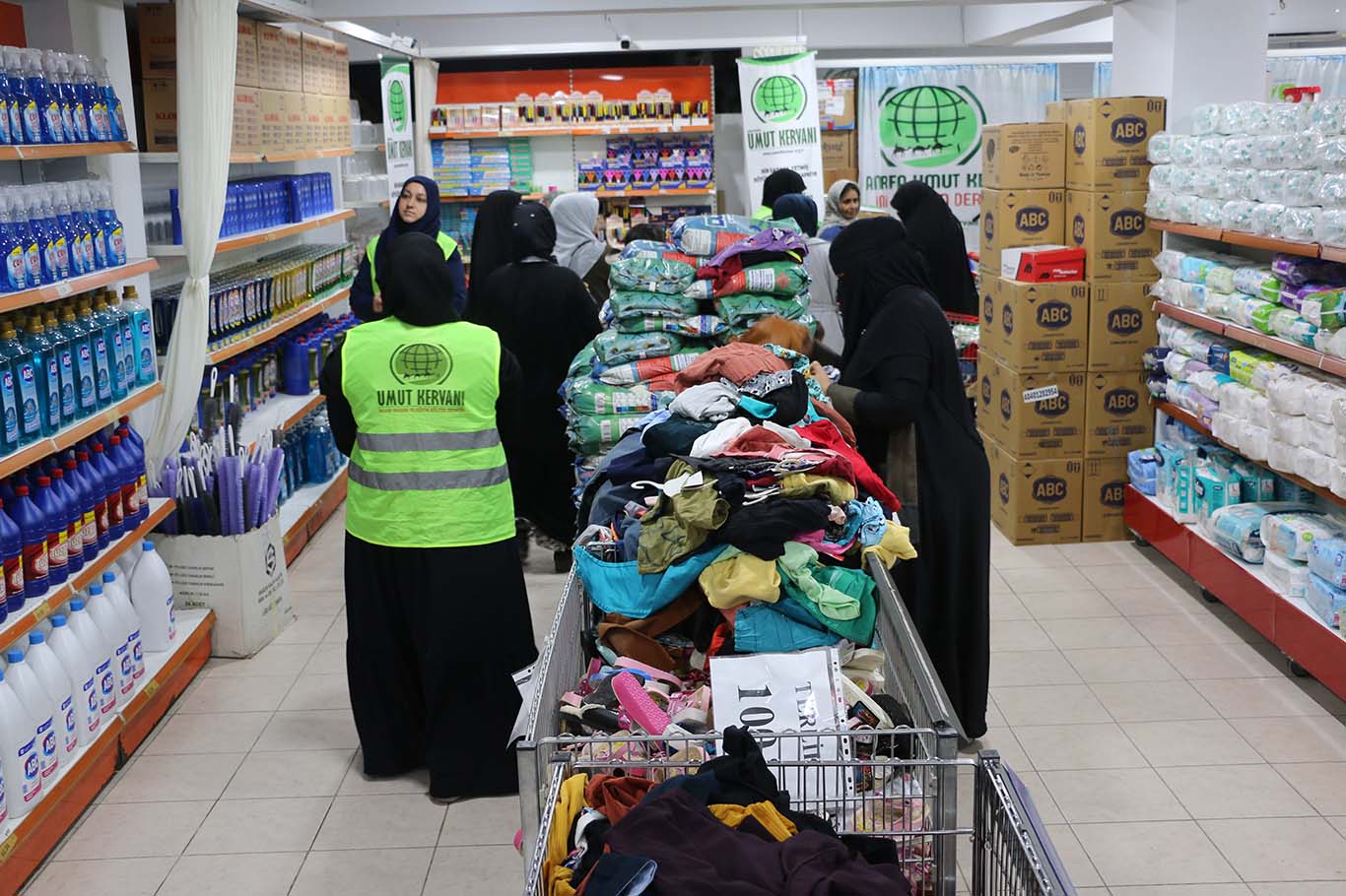 Şanlıurfa'da Umut Kervanı’ndan Regaib Gecesi’nde yüzlerce aileye yardım