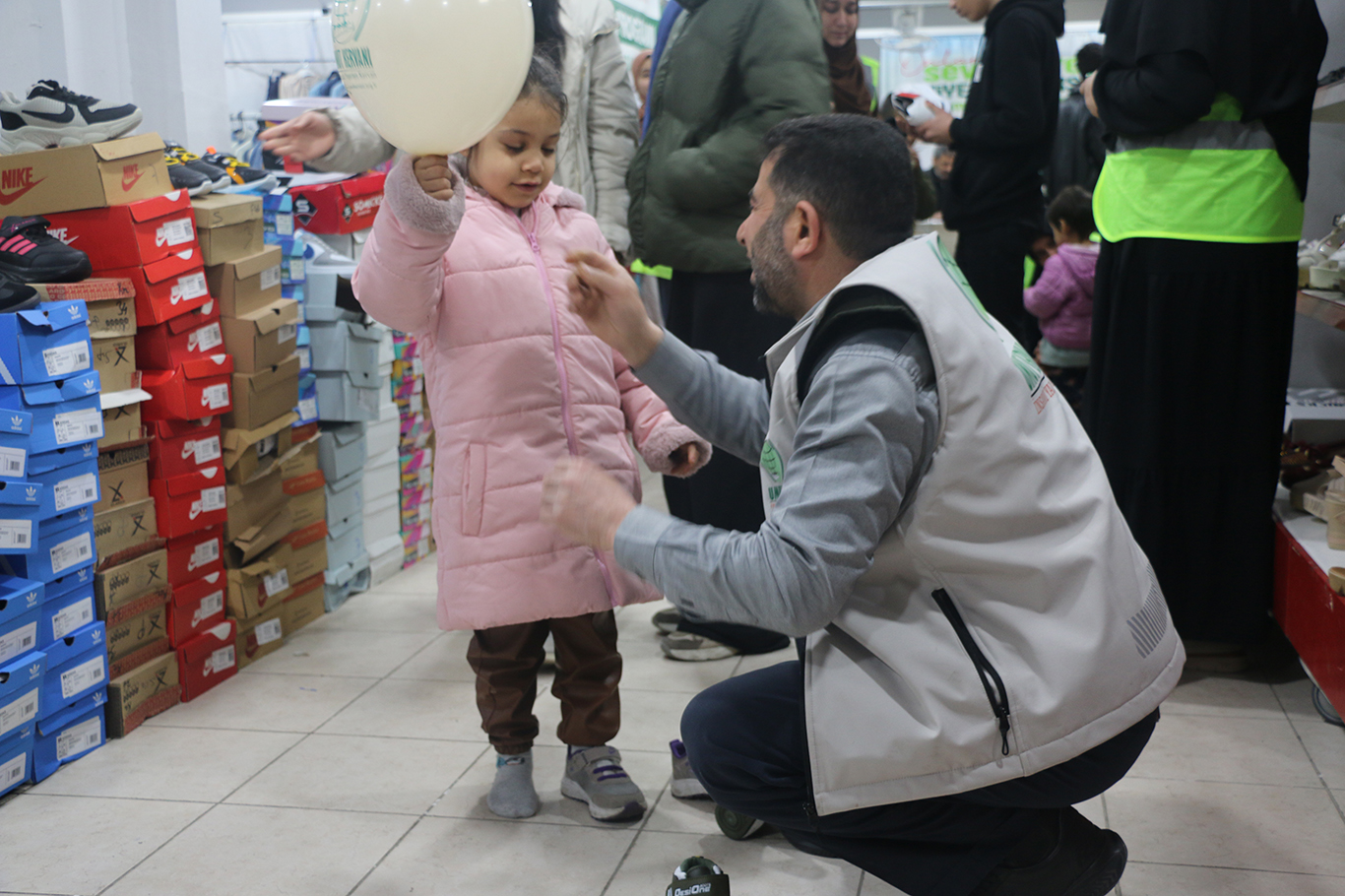 Şanlıurfa’da binlerce çocuğa bayramlık giyim desteği