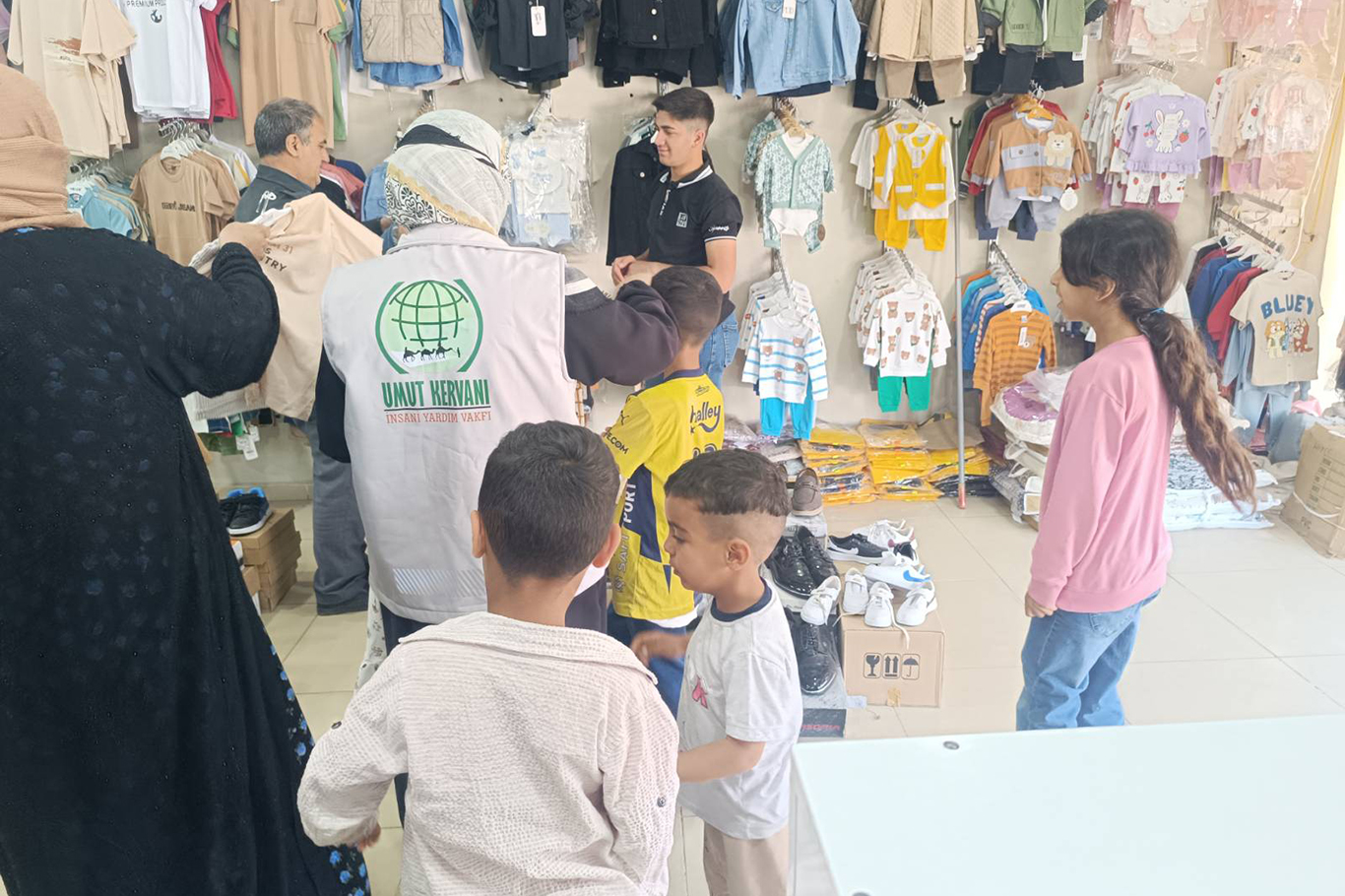 Umut Kervanı'ndan Viranşehir’de yetim çocuklara giyim yardımı galeri görseli 2