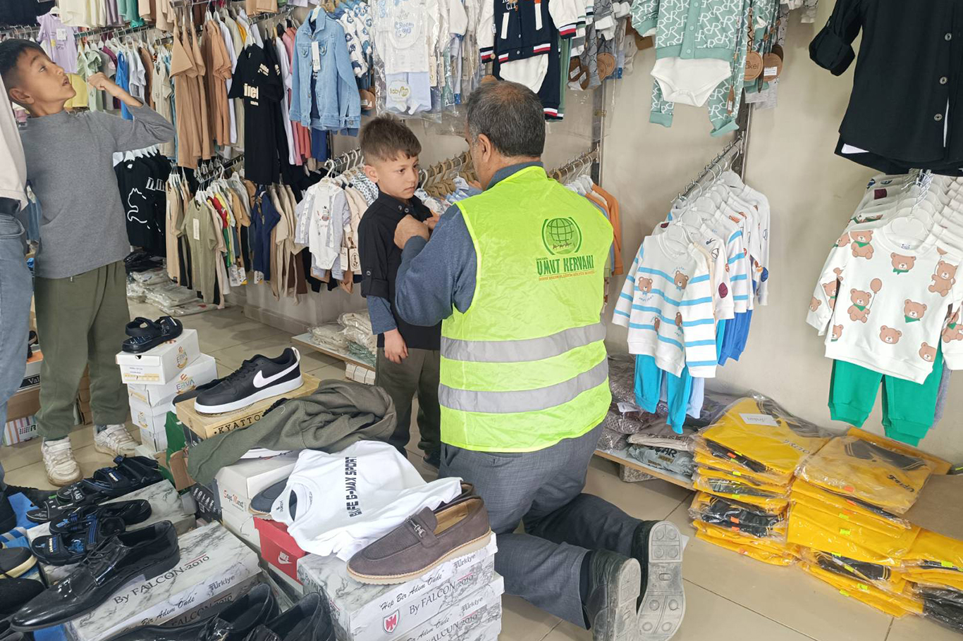 Umut Kervanı'ndan Viranşehir’de yetim çocuklara giyim yardımı galeri görseli 5