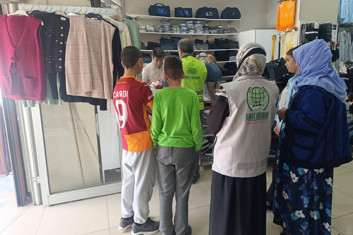 Umut Kervanı'ndan Viranşehir’de yetim çocuklara giyim yardımı galeri görseli 6
