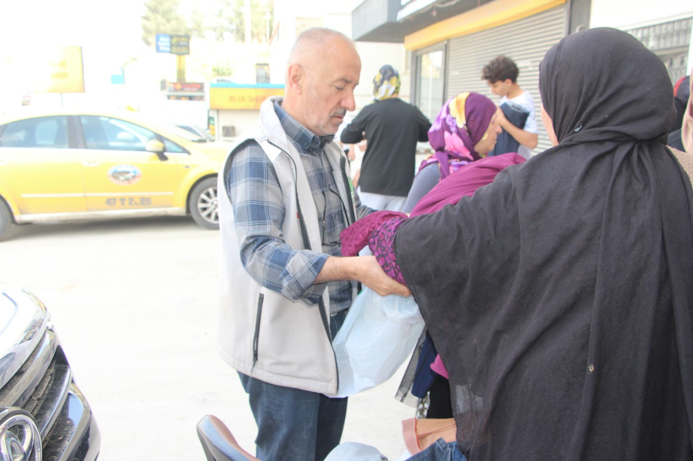 Umut Kervanı'ndan Mardin'de Kurban Bayramı öncesi giyim yardımı galeri görseli 3