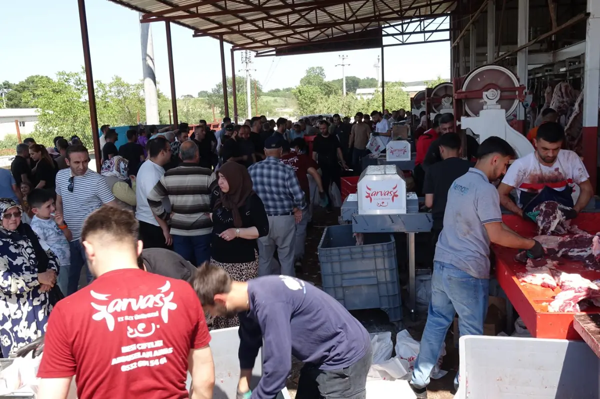 Umut Kervanı’ndan kurban organizasyonu: Yüzlerce ihtiyaç sahibine et yardımı galeri görseli 14
