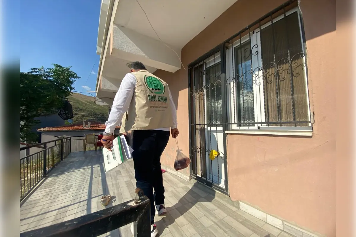 İzmir Umut Kervanı yüzlerce aileye kurban eti ulaştırdı galeri görseli 1
