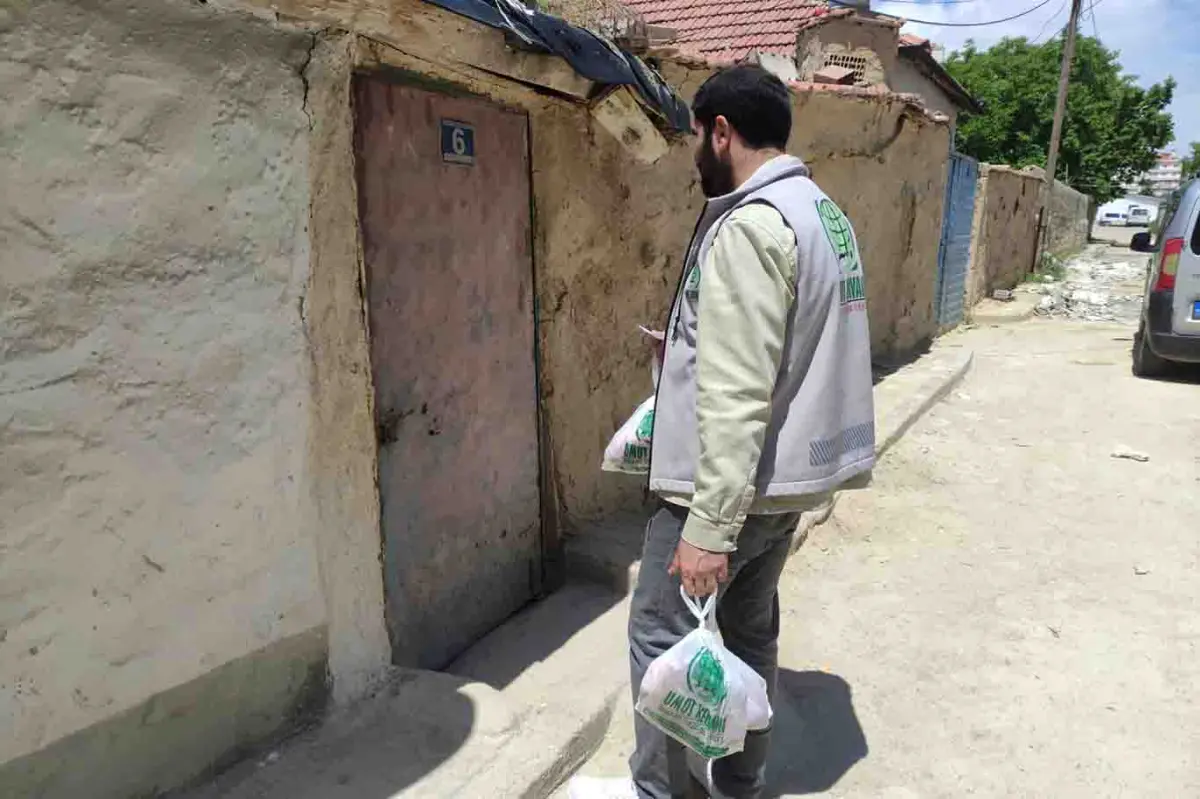 Umut Kervanı Konya Derneği kurban etlerini ihtiyaç sahiplerine ulaştırdı galeri görseli 2