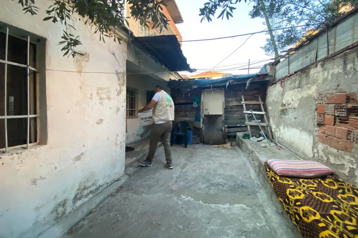 İzmir Umut Kervanı onlarca aileye gıda yardımında bulundu galeri görseli 1