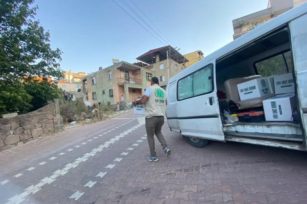 İzmir Umut Kervanı onlarca aileye gıda yardımında bulundu galeri görseli 3