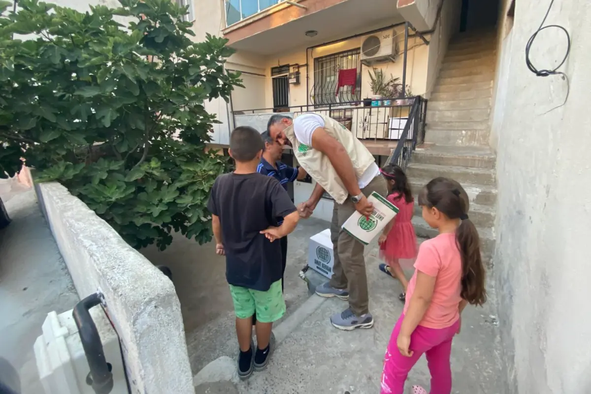 İzmir Umut Kervanı onlarca aileye gıda yardımında bulundu galeri görseli 2