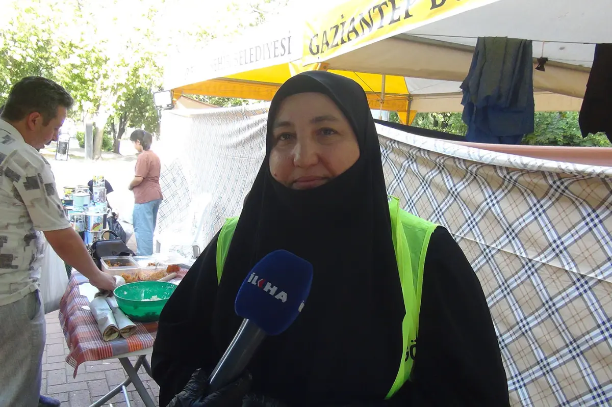 Kermeste gönüllü olarak çalışan kadınlar: Amacımız hiçbir maddi karşılık beklemeden Allah'ın rızasını kazanmak galeri görseli 2