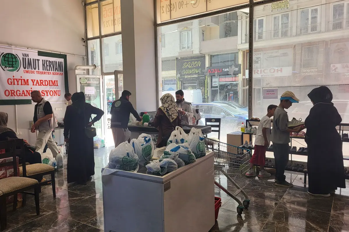 Umut Kervanı Van'da Umut Kart ile yüzlerce aileye umut oluyor galeri görseli 7