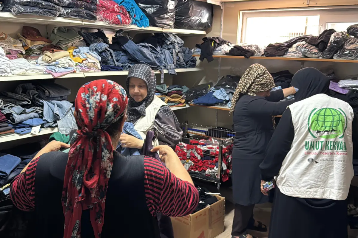 Umut Kervanı Adana'da ihtiyaç sahiplerine gıda ve giyim yardımlarını sürdürdü galeri görseli 3
