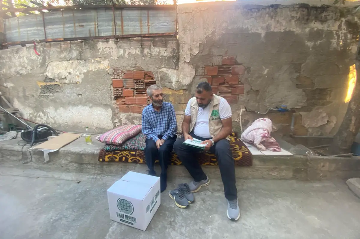İzmir Umut Kervanı onlarca aileye gıda yardımında bulundu galeri görseli 1