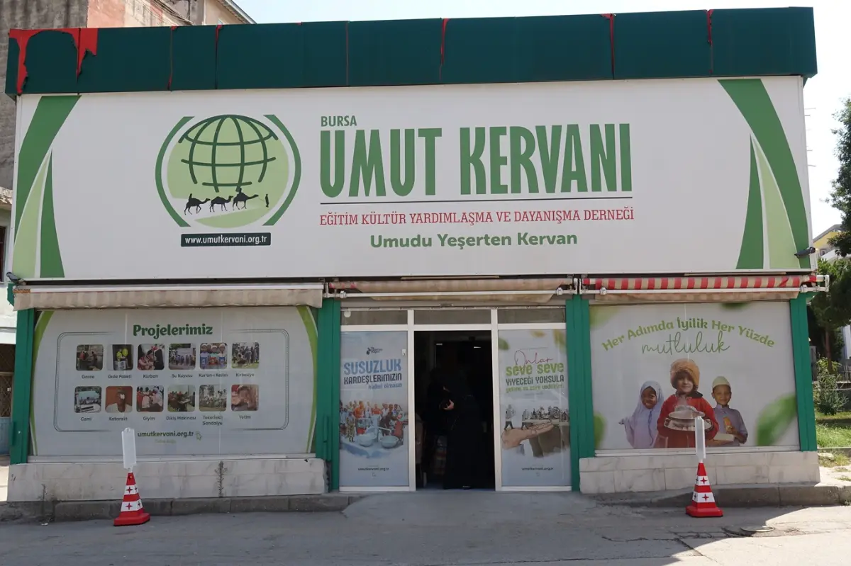 Umut Kervanı Bursa'da yüzlerce aileye gıda ve nakdi yardımında bulundu galeri görseli 5