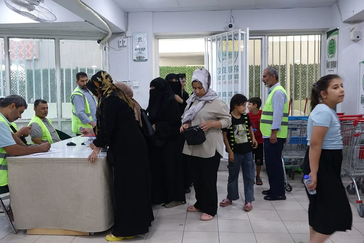 Şanlıurfa'da yüzlerce aileye yazlık giyim yardımı galeri görseli 8