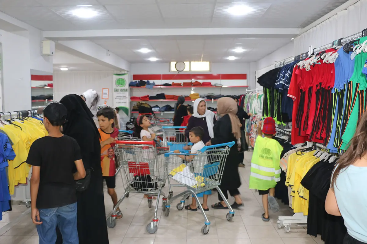 Şanlıurfa'da yüzlerce aileye yazlık giyim yardımı galeri görseli 4