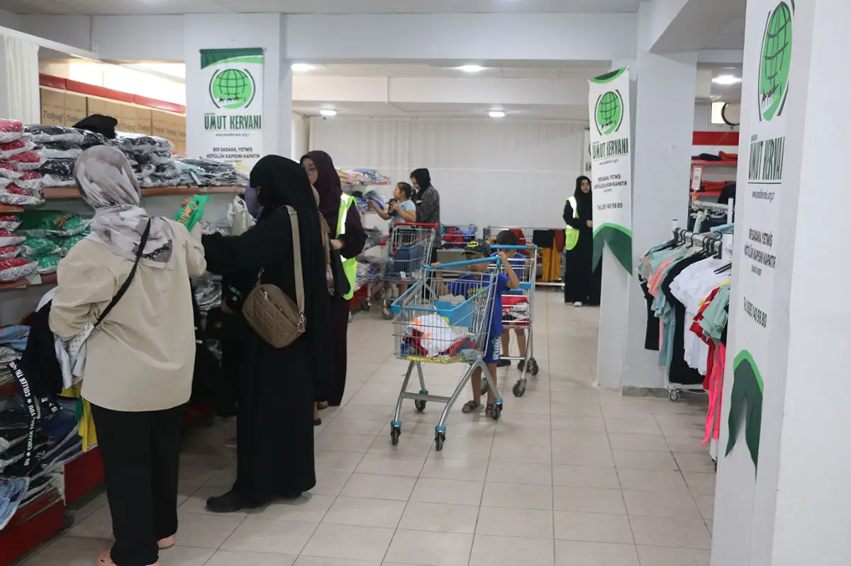 Şanlıurfa'da yüzlerce aileye yazlık giyim yardımı galeri görseli 2