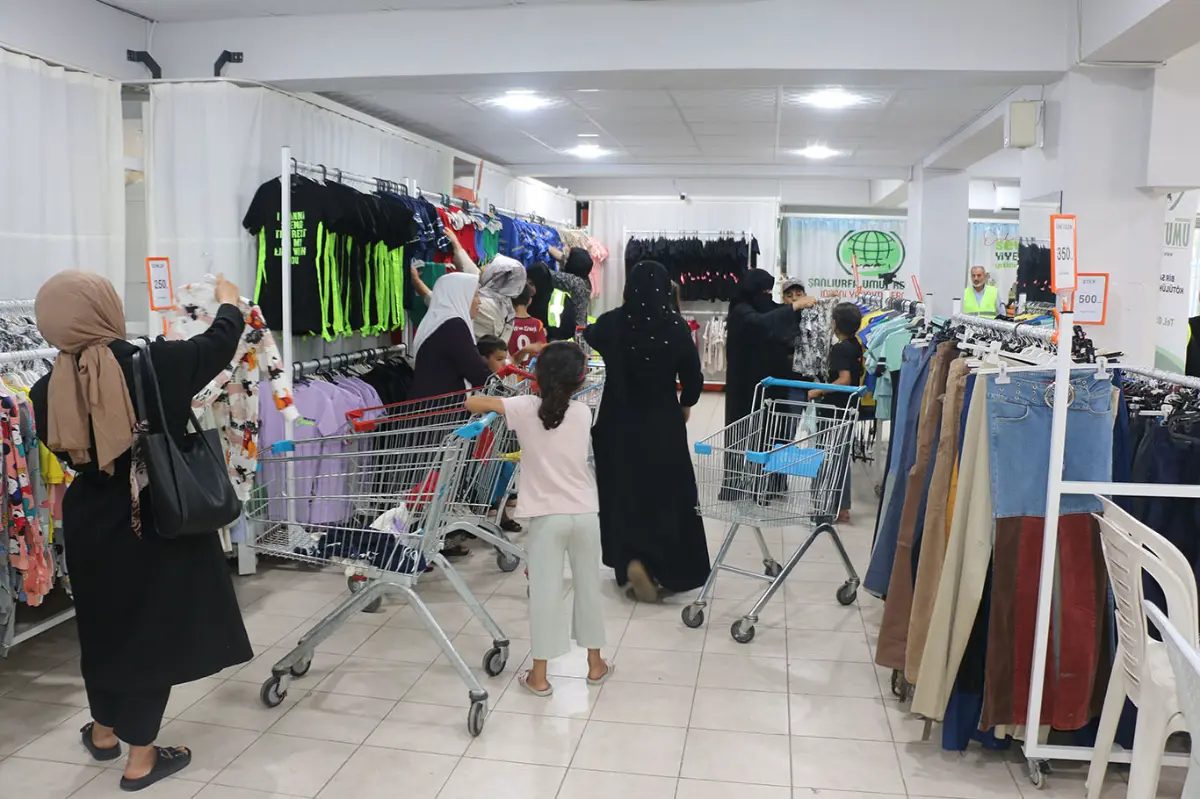 Şanlıurfa'da yüzlerce aileye yazlık giyim yardımı galeri görseli 5