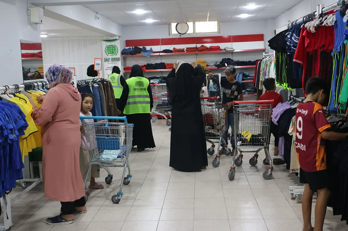 Şanlıurfa'da yüzlerce aileye yazlık giyim yardımı galeri görseli 6