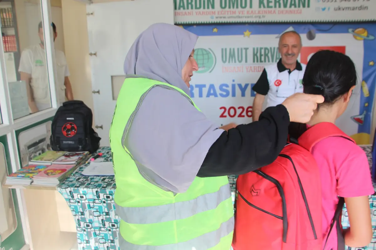 Umut Kervanından Mardin'de onlarca aileye kırtasiye yardımı galeri görseli 3