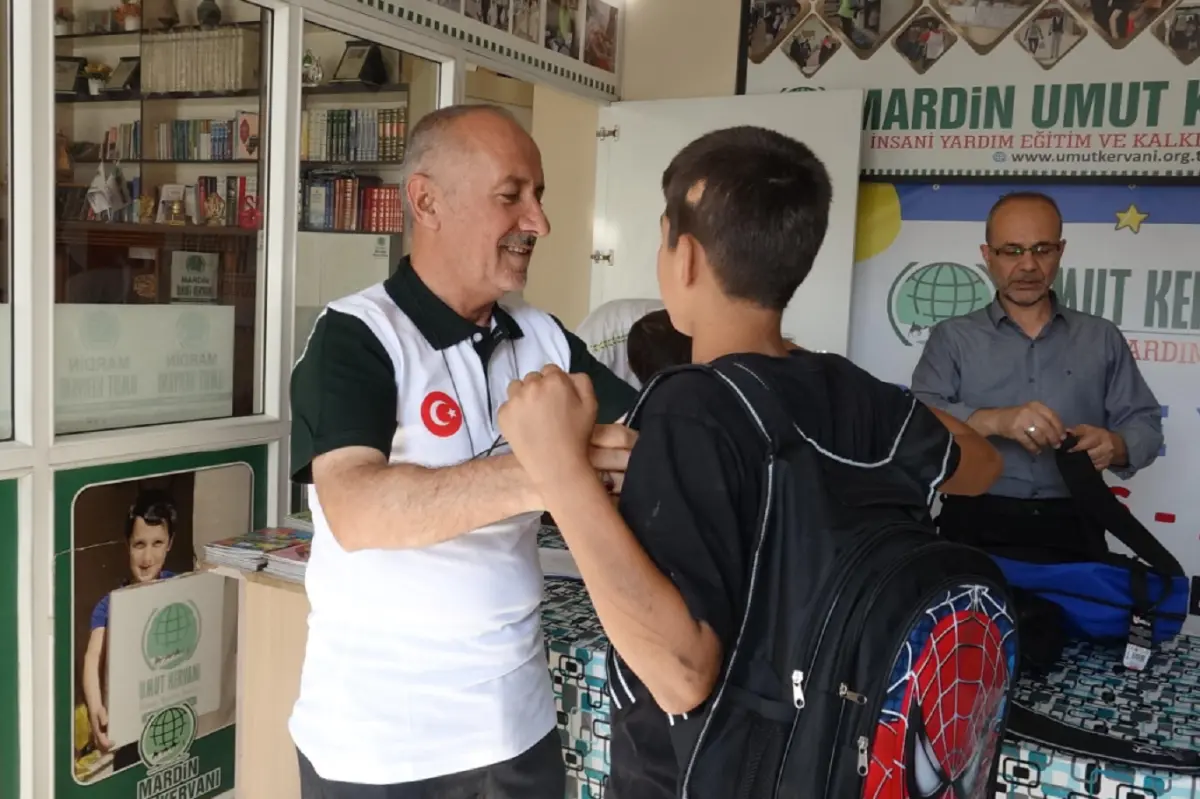 Umut Kervanından Mardin'de onlarca aileye kırtasiye yardımı