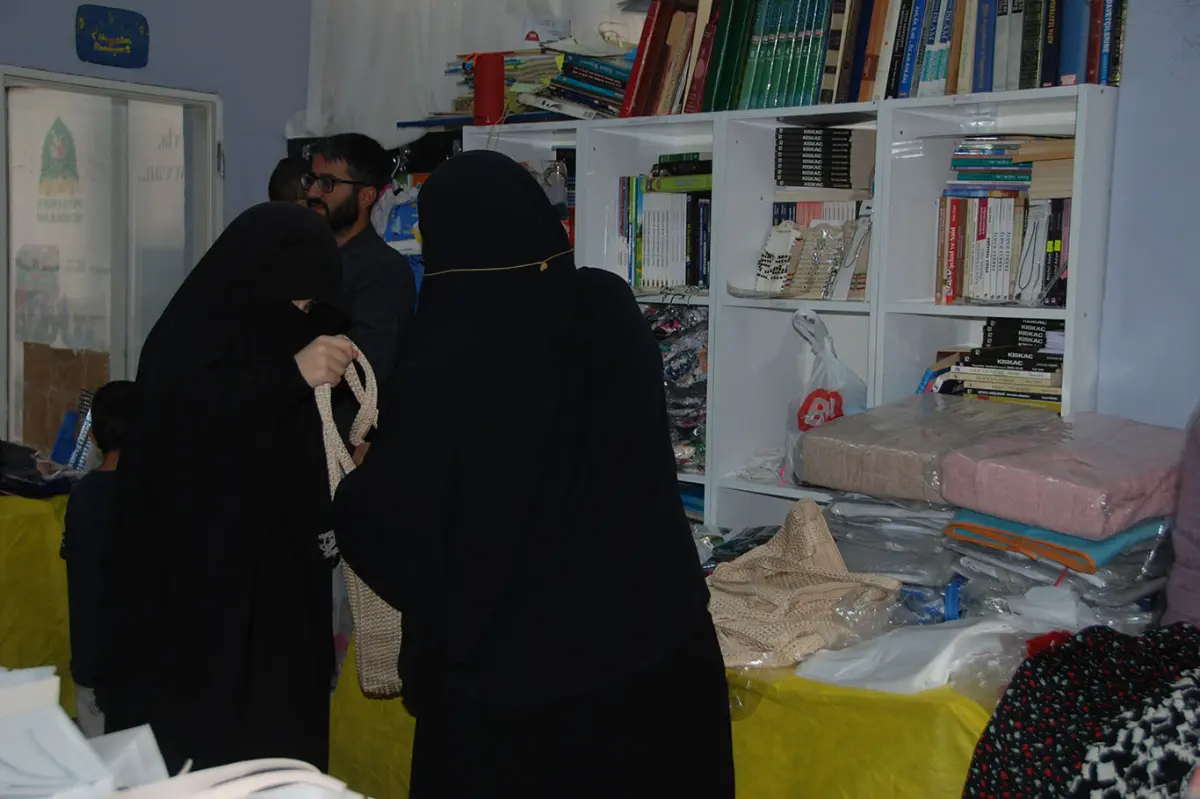 İzmir Umut Kervanı, ihtiyaç sahibi ve yetim aileler yararına kermes düzenledi galeri görseli 7