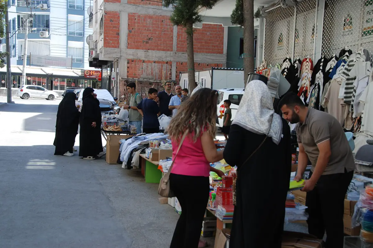 İzmir Umut Kervanı, ihtiyaç sahibi ve yetim aileler yararına kermes düzenledi galeri görseli 1
