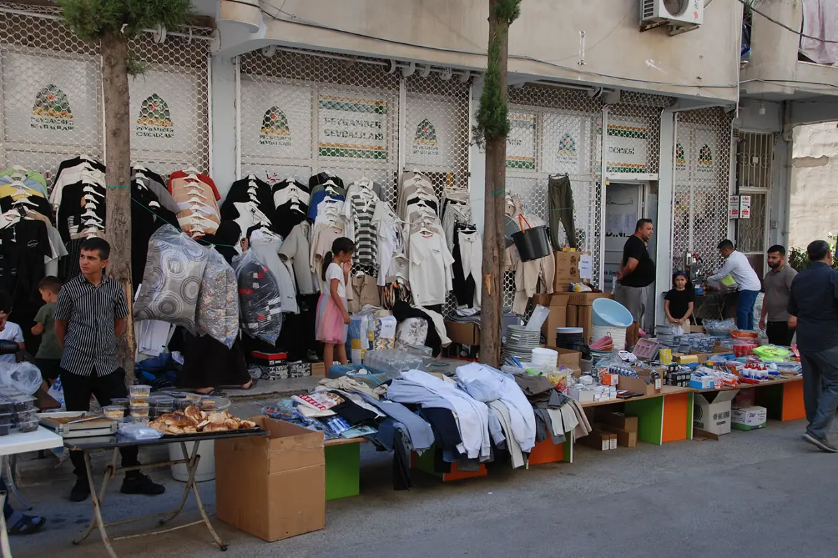 İzmir Umut Kervanı, ihtiyaç sahibi ve yetim aileler yararına kermes düzenledi galeri görseli 8