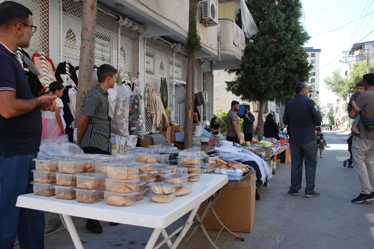 İzmir Umut Kervanı, ihtiyaç sahibi ve yetim aileler yararına kermes düzenledi galeri görseli 12
