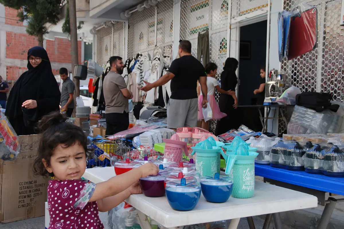 İzmir Umut Kervanı, ihtiyaç sahibi ve yetim aileler yararına kermes düzenledi galeri görseli 16