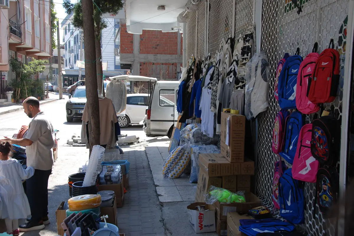 İzmir Umut Kervanı'ndan ihtiyaç sahipleri yararına kermes galeri görseli 1