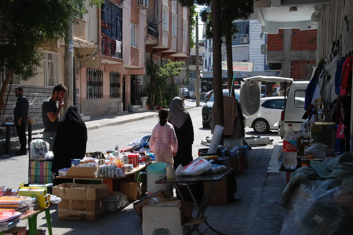 İzmir Umut Kervanı'ndan ihtiyaç sahipleri yararına kermes galeri görseli 7