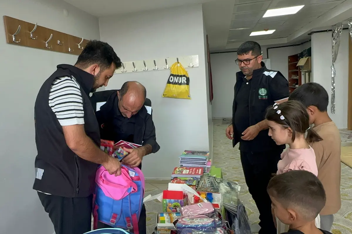 Van Umut Kervanı’ndan ihtiyaç sahibi öğrencilere kırtasiye yardımı galeri görseli 10