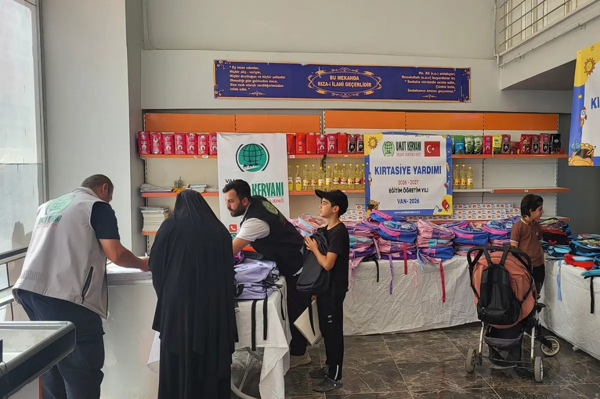 Van Umut Kervanı’ndan ihtiyaç sahibi öğrencilere kırtasiye yardımı galeri görseli 1