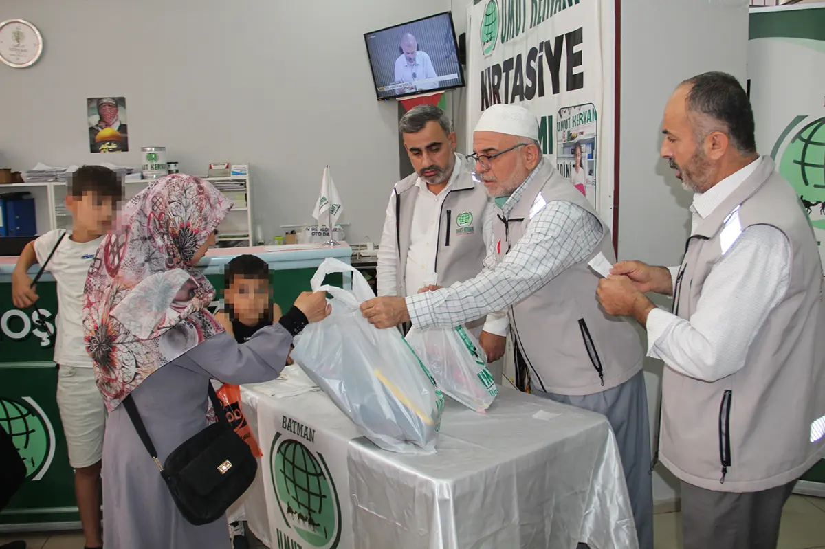 Umut Kervanı Batman'da 450 ihtiyaç sahibi aileye kırtasiye desteği sağladı galeri görseli 8