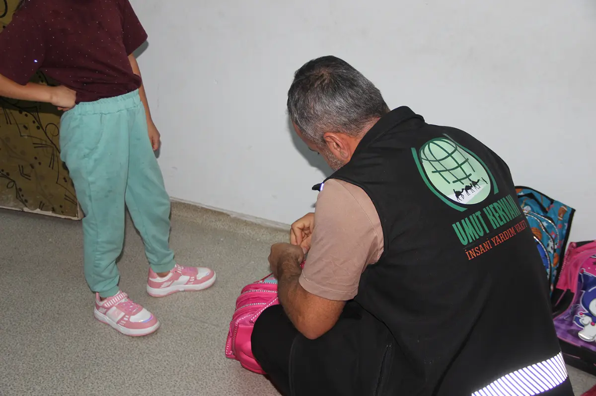 Umut Kervanı'ndan Cizre’de öğrencilere kırtasiye malzemesi yardımı galeri görseli 1