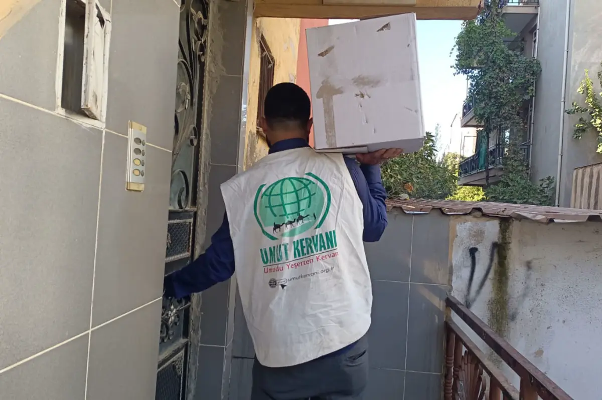 Umut Kervanı İzmir'den onlarca aileye gıda yardımı galeri görseli 14