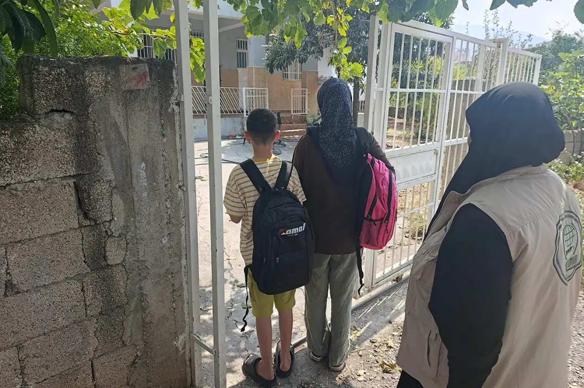 Umut Kervanı'ndan İskenderun’da ihtiyaç sahibi öğrencilere kırtasiye yardımı galeri görseli 2