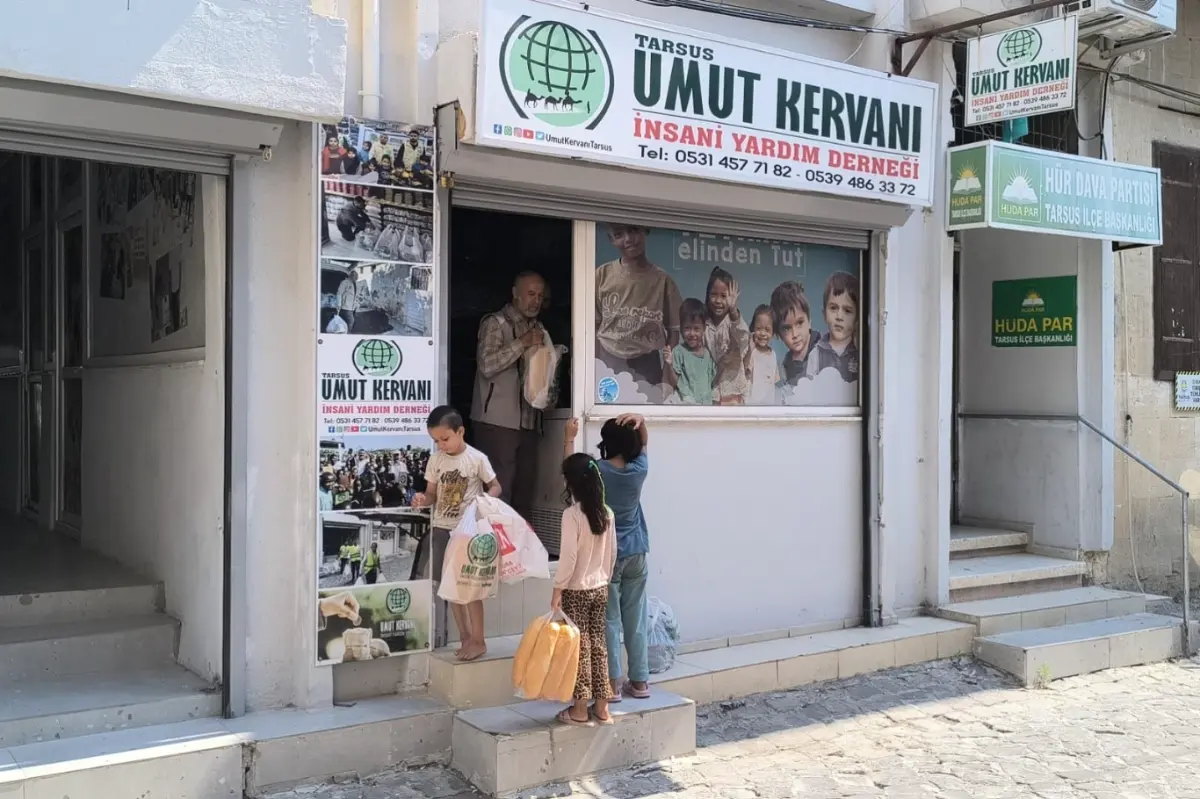 Tarsus Umut Kervanı Derneğinden ihtiyaç sahiplerine ekmek desteği galeri görseli 3