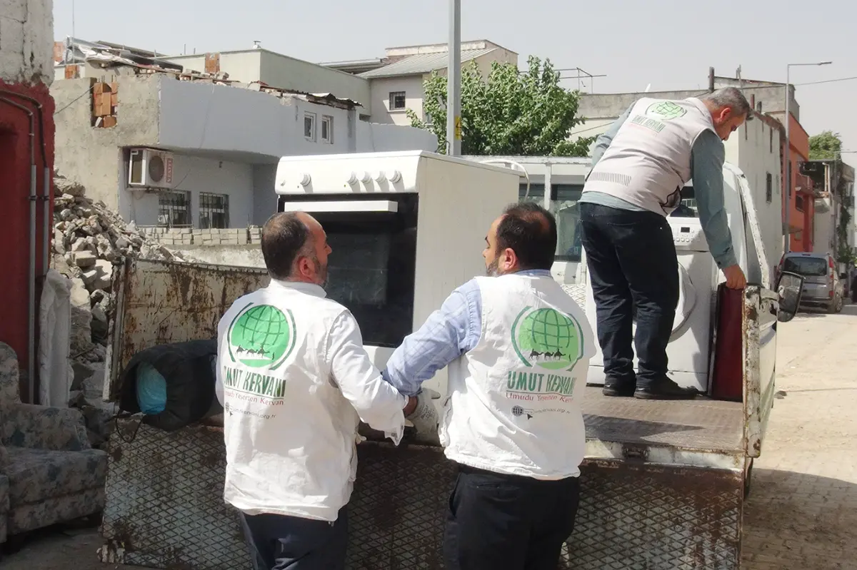 Umut Kervanı, evi yanan aileye ev eşyası ve gıda yardımında bulundu galeri görseli 1