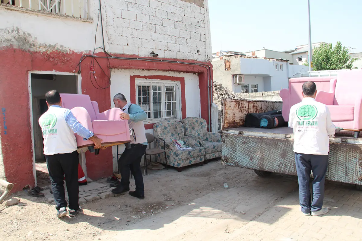 Umut Kervanı, evi yanan aileye ev eşyası ve gıda yardımında bulundu
