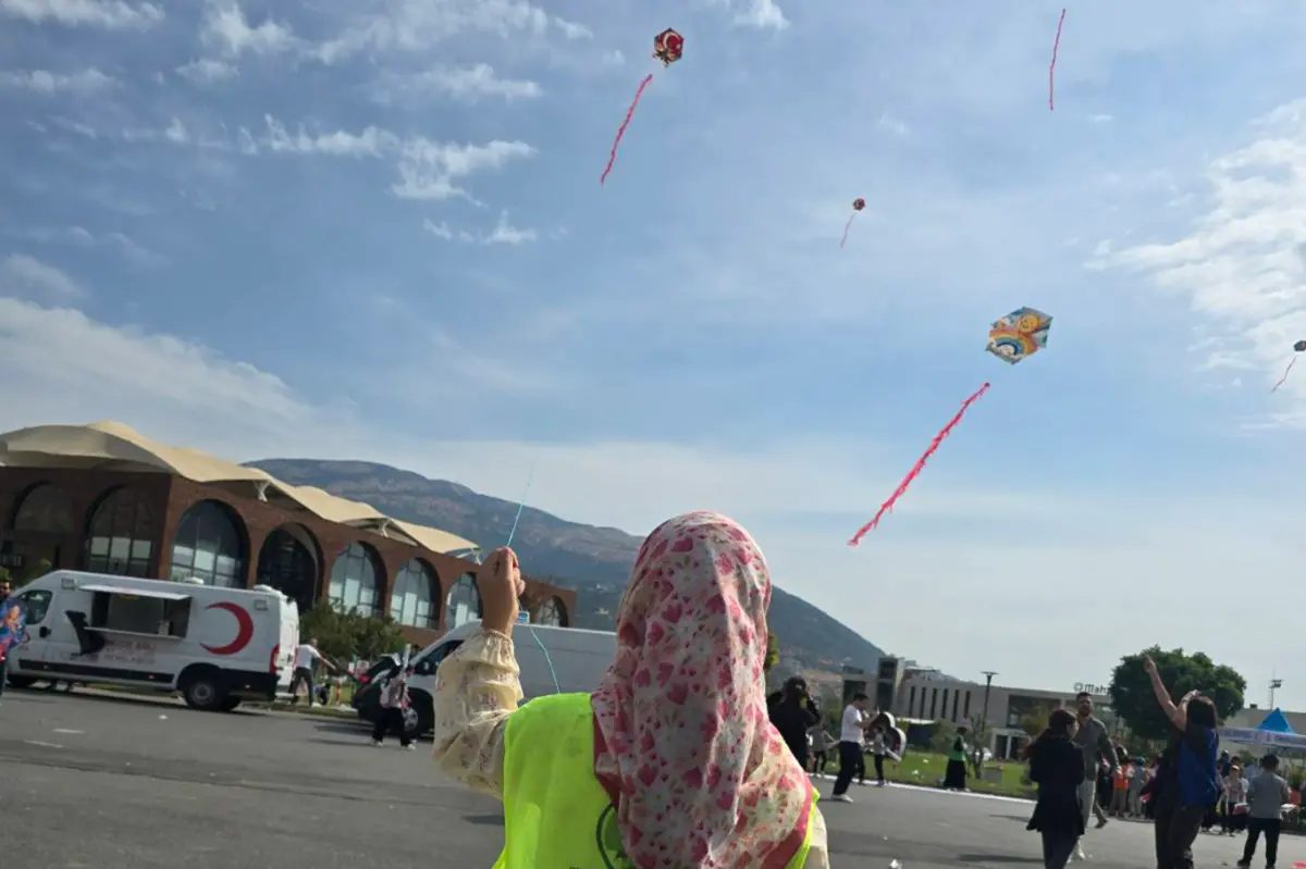 Kahramanmaraş Umut Kervanı Filistinli çocuklar için uçurtma uçurdu galeri görseli 2